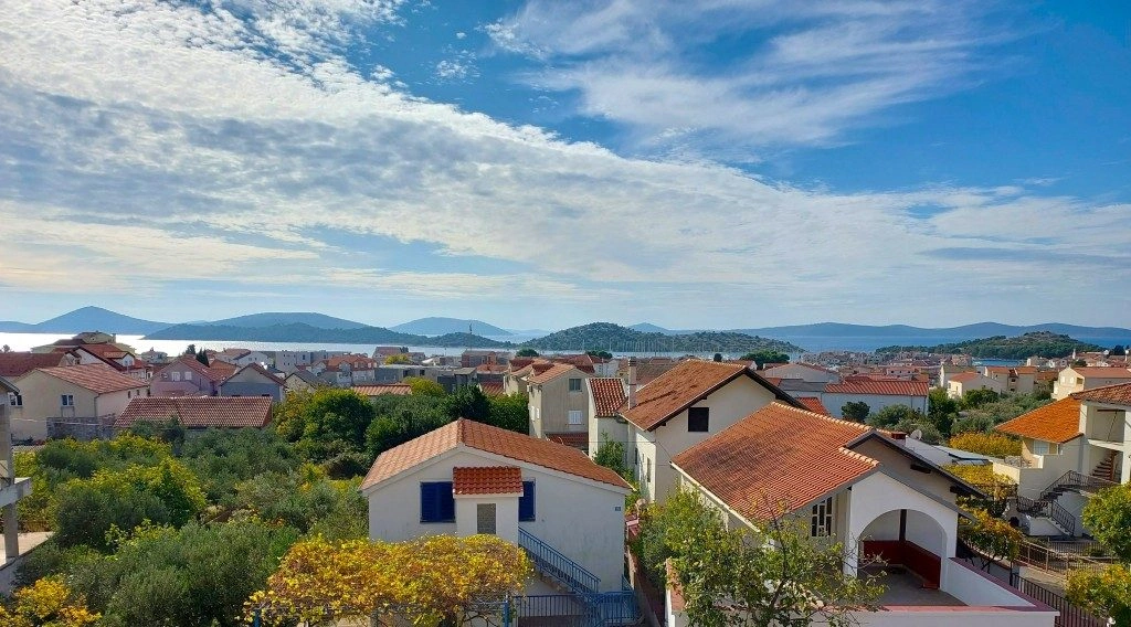 Apartament dwupokojowy Tribunj - panoramiczny widok na morze, ostatnie piętro