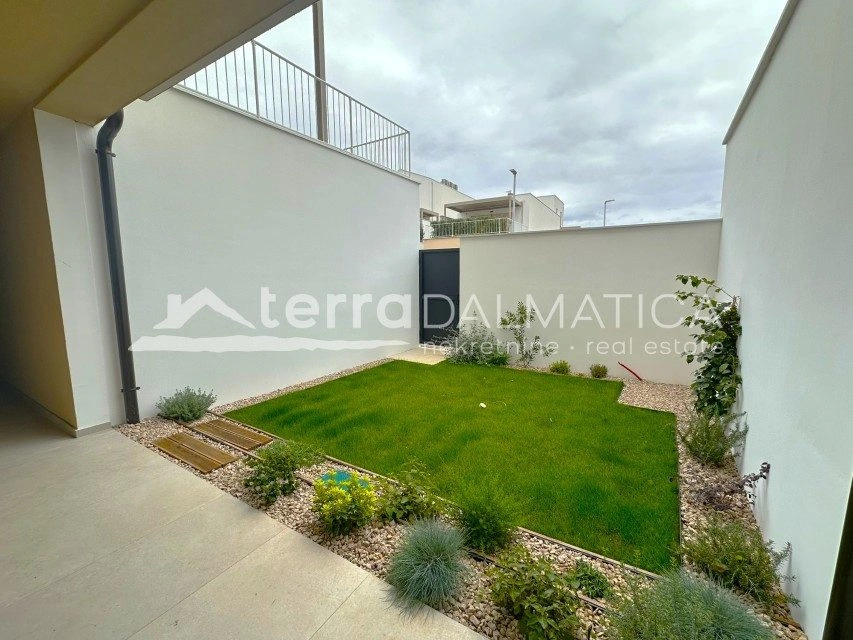 Brodarica, Wohnung in einem Gebäude mit Pool