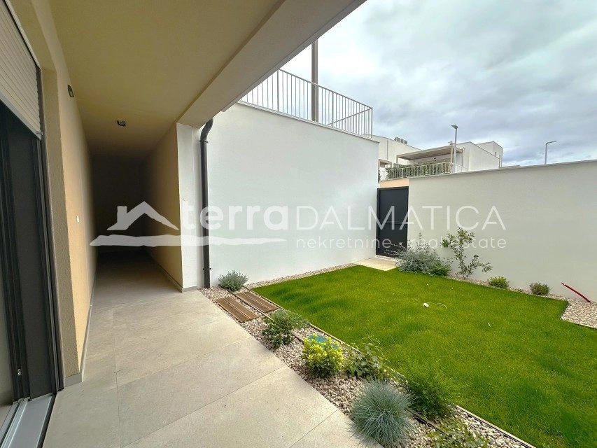 Brodarica, Wohnung in einem Gebäude mit Pool