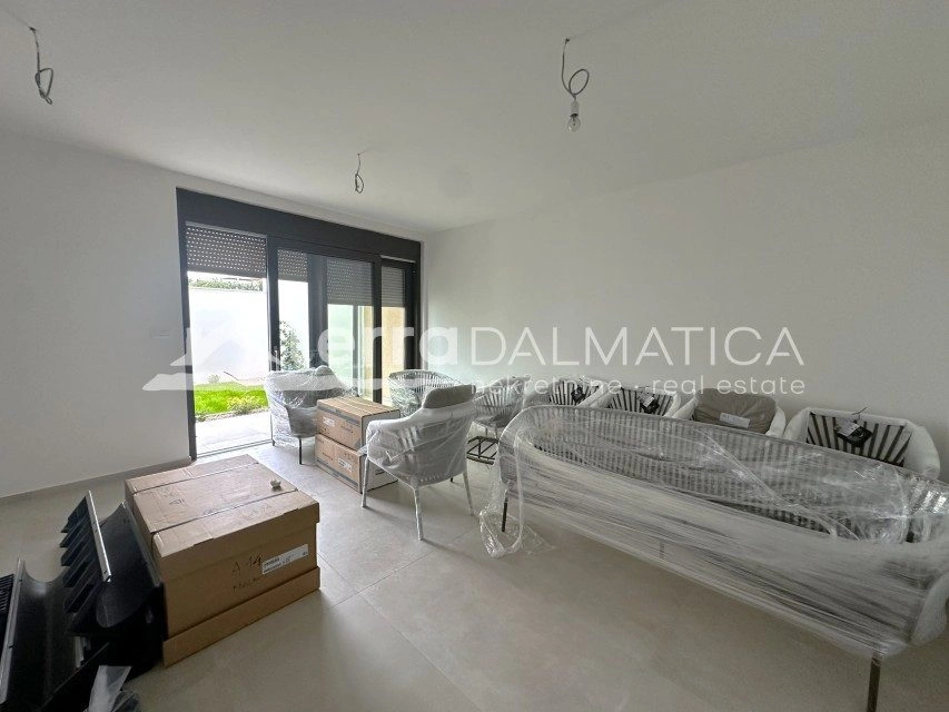 Brodarica, Wohnung in einem Gebäude mit Pool