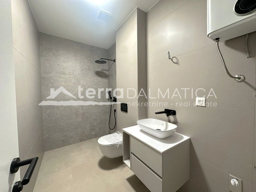 Brodarica, Wohnung in einem Gebäude mit Pool