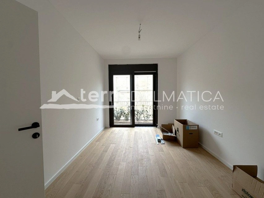 Brodarica, Wohnung in einem Gebäude mit Pool