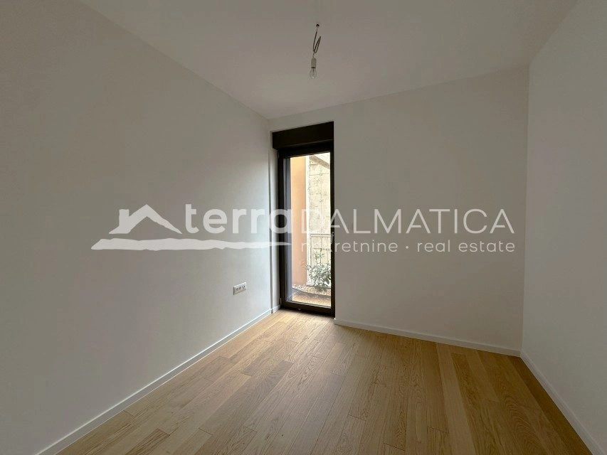 Brodarica, Wohnung in einem Gebäude mit Pool