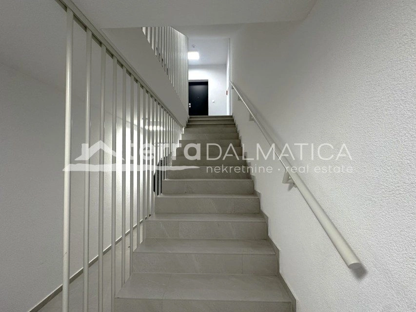 Brodarica, Wohnung in einem Gebäude mit Pool