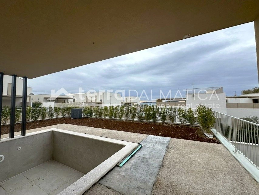 Brodarica, Wohnung in einem Gebäude mit Pool