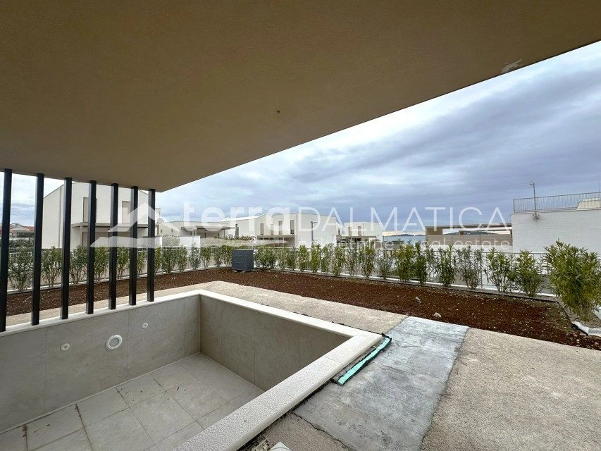 Brodarica, Wohnung in einem Gebäude mit Pool