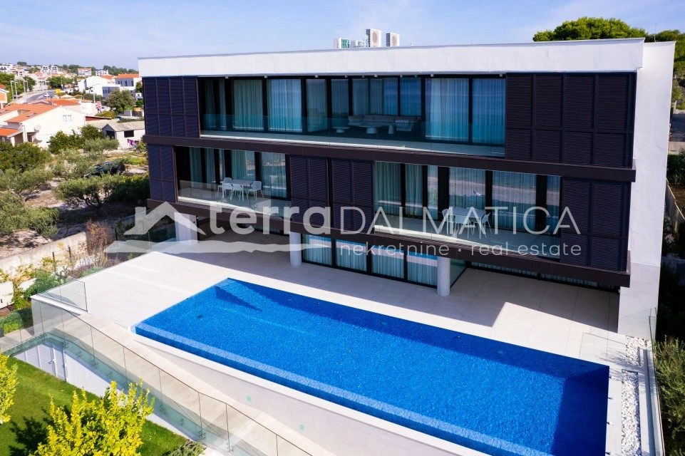 Willa w pierwszym rzędzie do morza - nowa budowa, 706 m², basen 60 m²