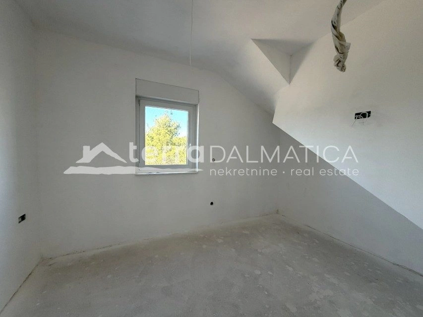 Dwupiętrowy apartament z tarasem na dachu i widokiem na morze – Vodice