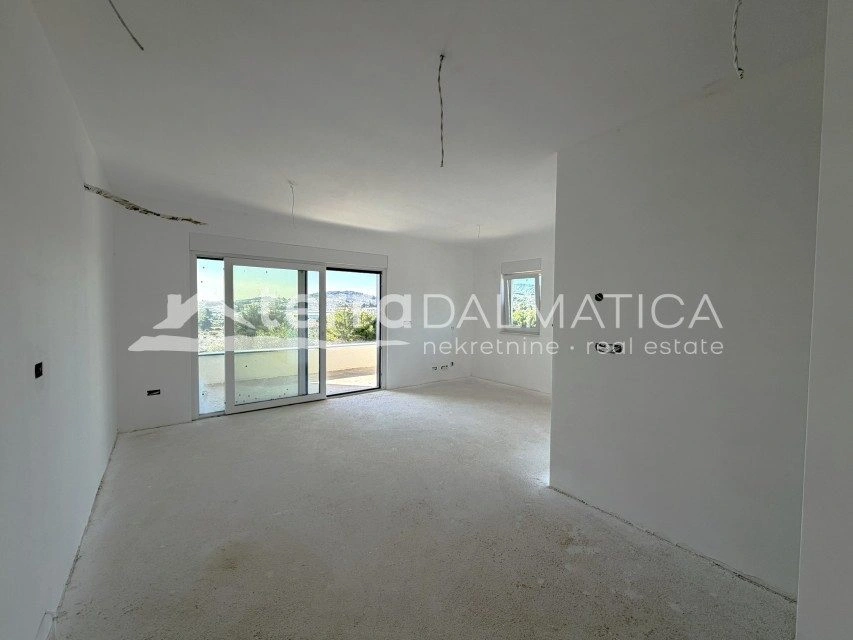 Dwupiętrowy apartament z tarasem na dachu i widokiem na morze – Vodice