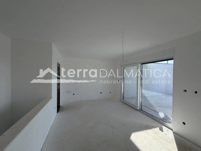 Dwupiętrowy apartament z tarasem na dachu i widokiem na morze – Vodice