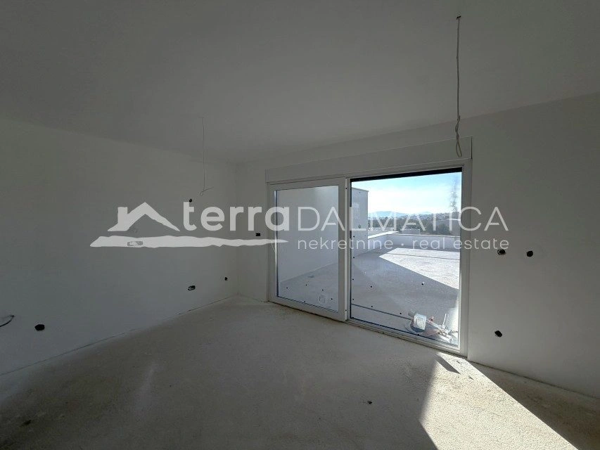 Dwupiętrowy apartament z tarasem na dachu i widokiem na morze – Vodice