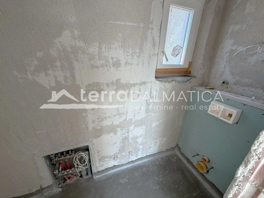 Dwupiętrowy apartament z tarasem na dachu i widokiem na morze – Vodice