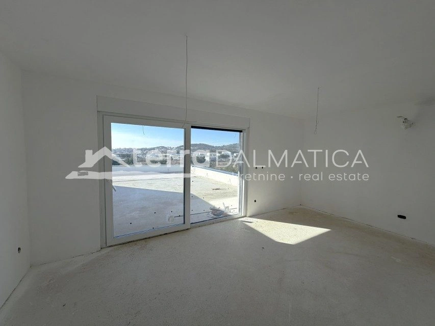 Dwupiętrowy apartament z tarasem na dachu i widokiem na morze – Vodice