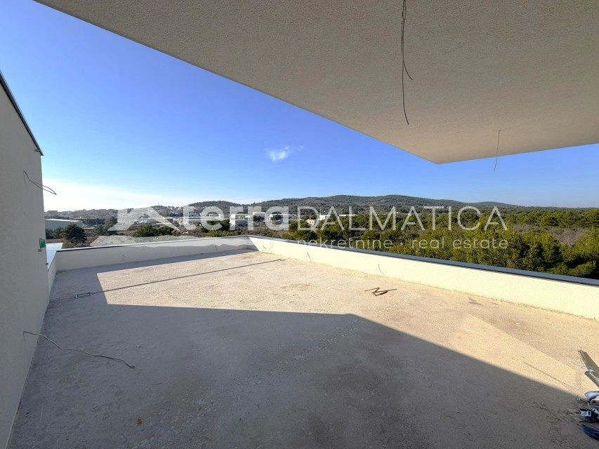 Dwupiętrowy apartament z tarasem na dachu i widokiem na morze – Vodice