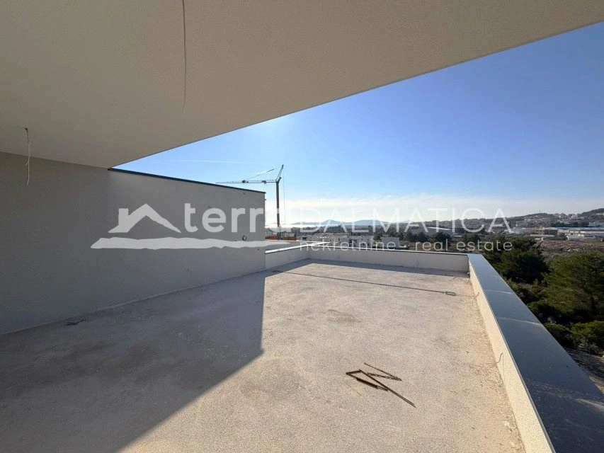 Dwupiętrowy apartament z tarasem na dachu i widokiem na morze – Vodice