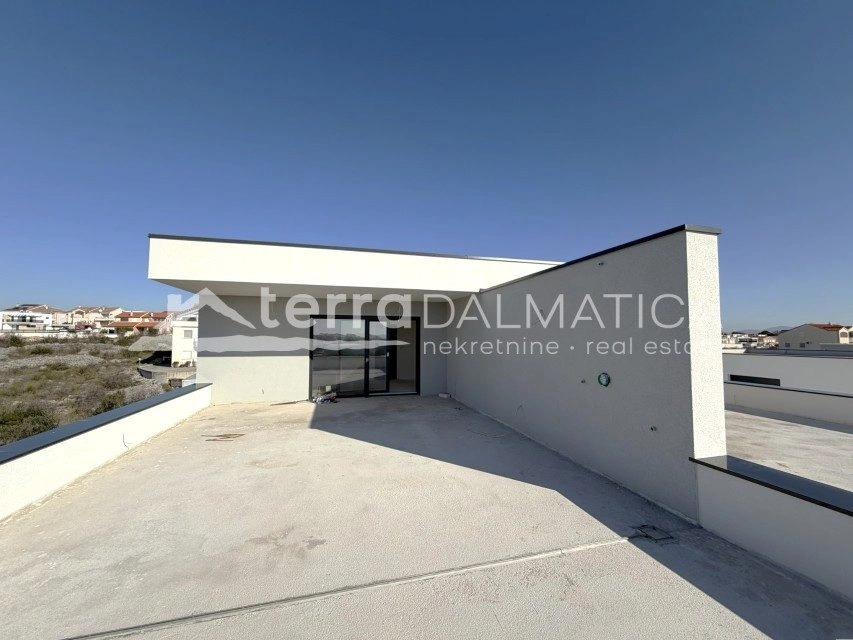 Dwupiętrowy apartament z tarasem na dachu i widokiem na morze – Vodice