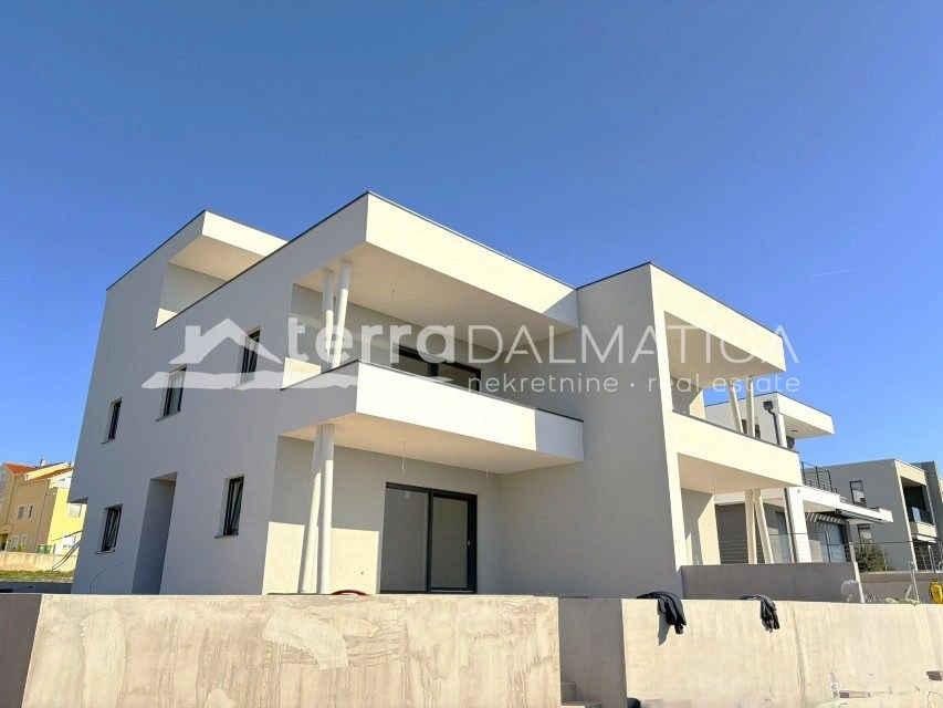 Dwupiętrowy apartament z tarasem na dachu i widokiem na morze – Vodice