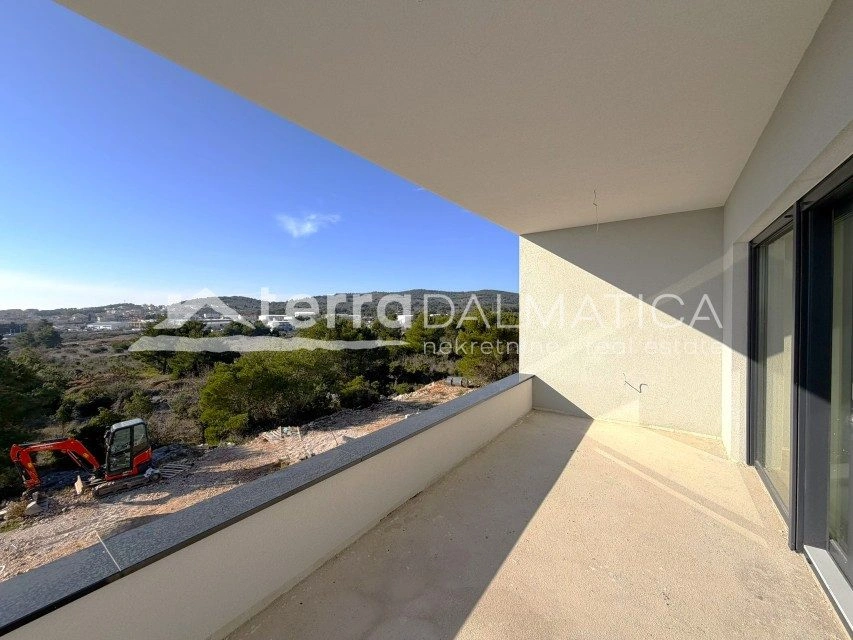 Apartament dwupoziomowy z tarasami i widokiem na morze – Vodice