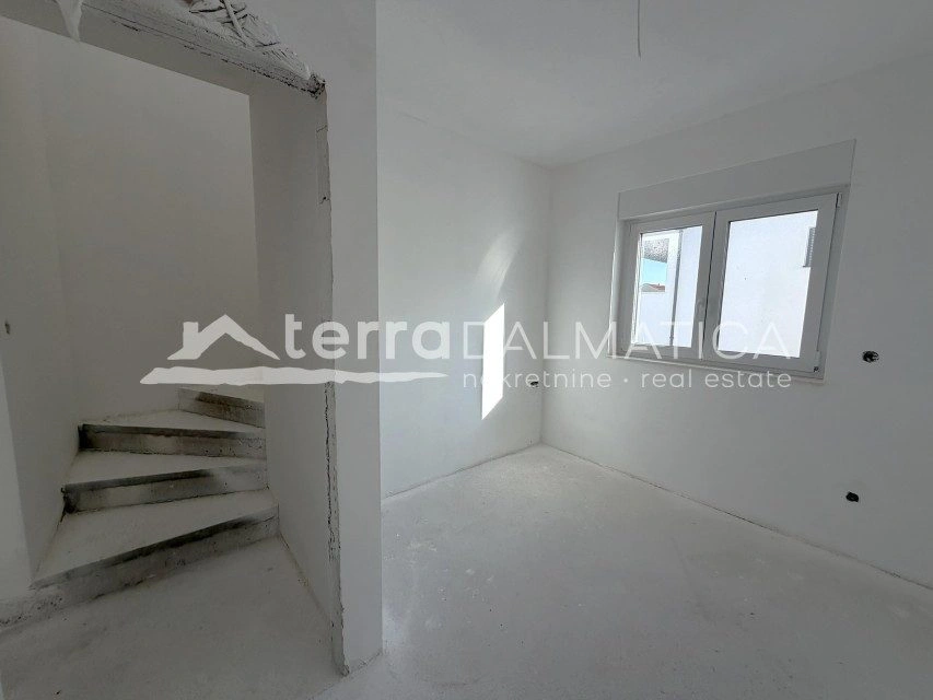 Apartament dwupoziomowy z tarasami i widokiem na morze – Vodice