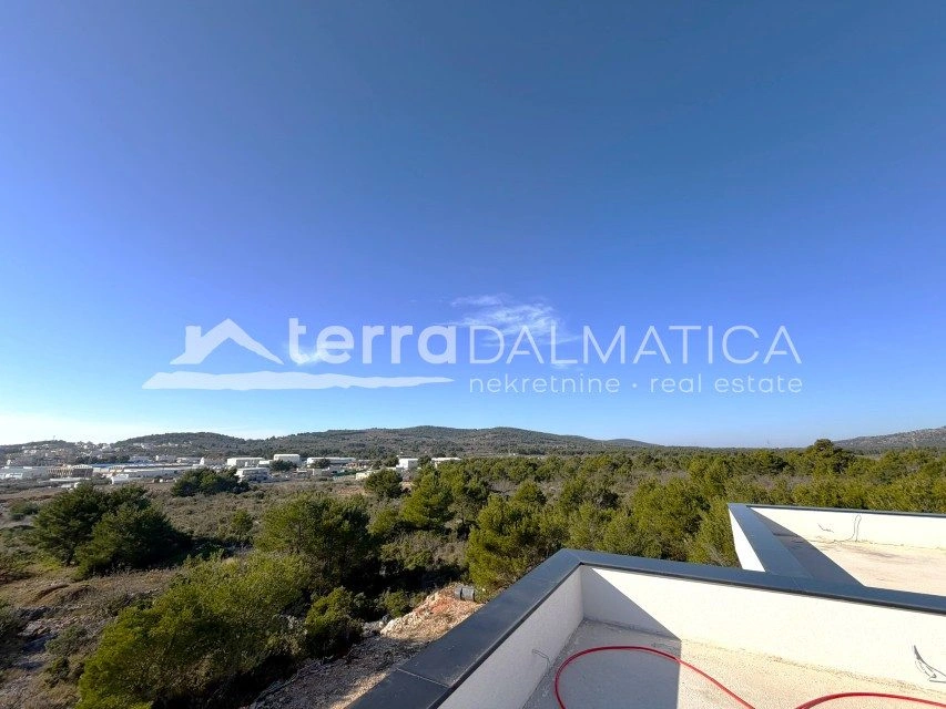 Apartament dwupoziomowy z tarasami i widokiem na morze – Vodice