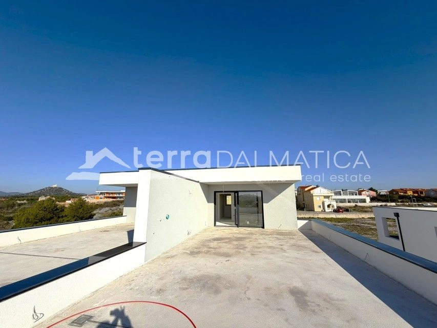 Apartament dwupoziomowy z tarasami i widokiem na morze – Vodice