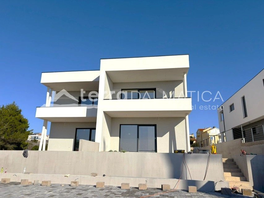 Apartament dwupoziomowy z tarasami i widokiem na morze – Vodice