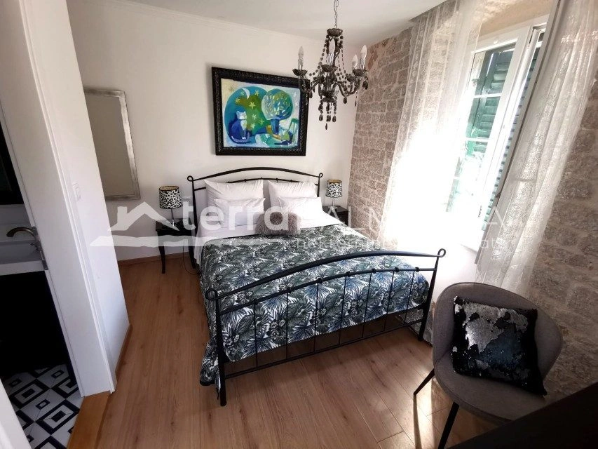 Stan u centru Šibenika s pet soba i vlastitim kupaonicama – 2 minute od rive