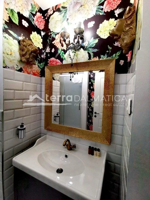 Stan u centru Šibenika s pet soba i vlastitim kupaonicama – 2 minute od rive