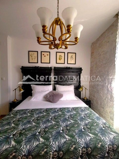 Stan u centru Šibenika s pet soba i vlastitim kupaonicama – 2 minute od rive