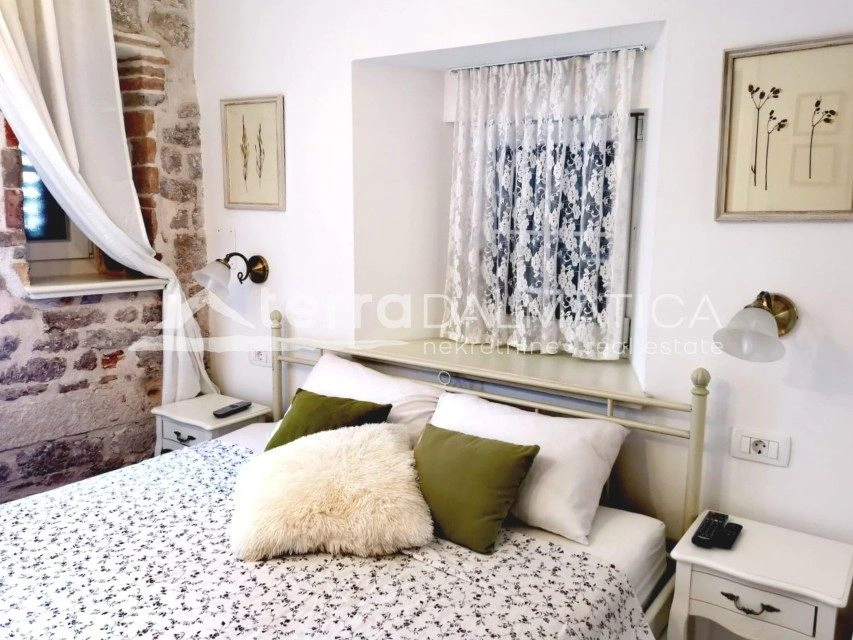 Stan u centru Šibenika s pet soba i vlastitim kupaonicama – 2 minute od rive