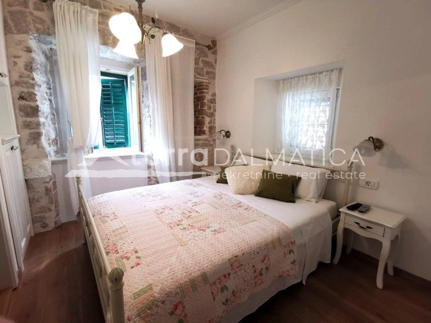 Stan u centru Šibenika s pet soba i vlastitim kupaonicama – 2 minute od rive