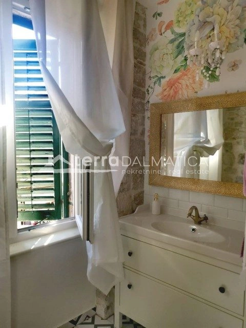 Stan u centru Šibenika s pet soba i vlastitim kupaonicama – 2 minute od rive