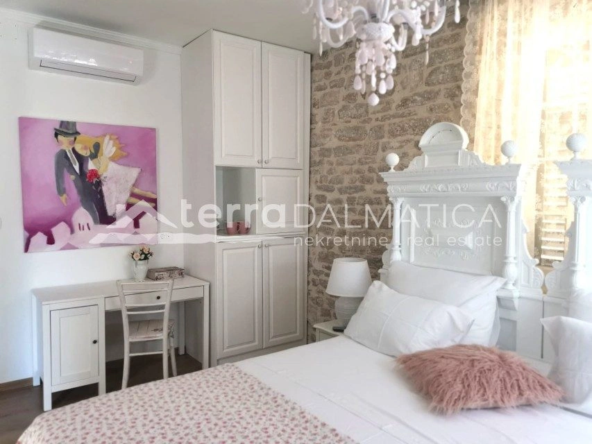 Stan u centru Šibenika s pet soba i vlastitim kupaonicama – 2 minute od rive