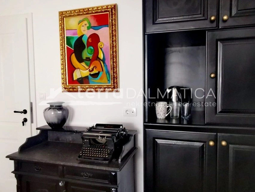 Stan u centru Šibenika s pet soba i vlastitim kupaonicama – 2 minute od rive