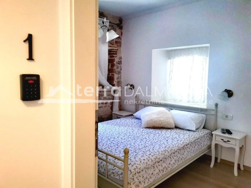 Stan u centru Šibenika s pet soba i vlastitim kupaonicama – 2 minute od rive