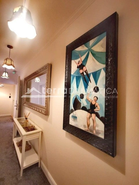 Stan u centru Šibenika s pet soba i vlastitim kupaonicama – 2 minute od rive