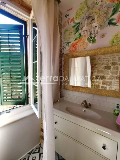 Stan u centru Šibenika s pet soba i vlastitim kupaonicama – 2 minute od rive