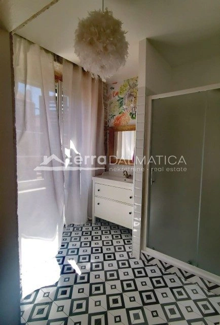 Stan u centru Šibenika s pet soba i vlastitim kupaonicama – 2 minute od rive