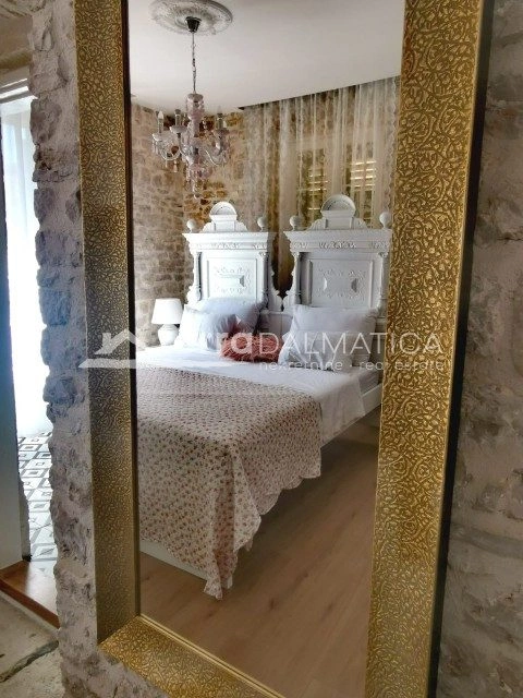 Stan u centru Šibenika s pet soba i vlastitim kupaonicama – 2 minute od rive