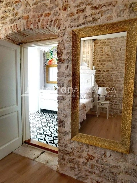 Stan u centru Šibenika s pet soba i vlastitim kupaonicama – 2 minute od rive