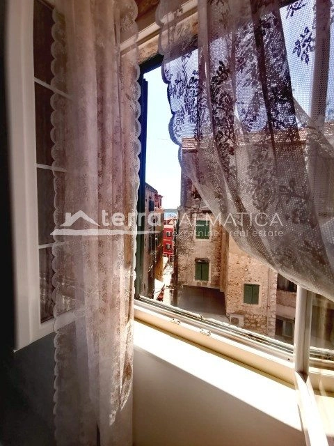 Stan u centru Šibenika s pet soba i vlastitim kupaonicama – 2 minute od rive