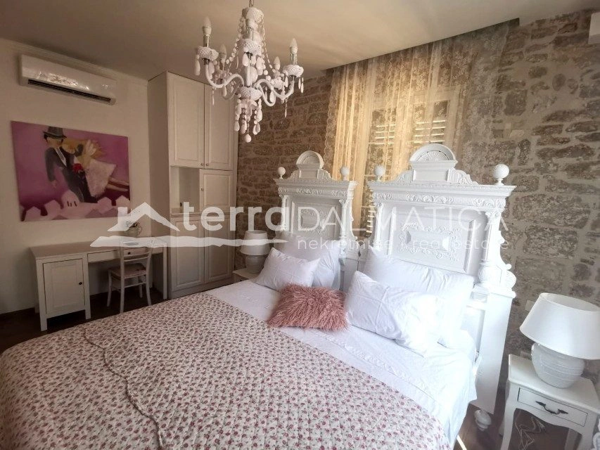 Stan u centru Šibenika s pet soba i vlastitim kupaonicama – 2 minute od rive