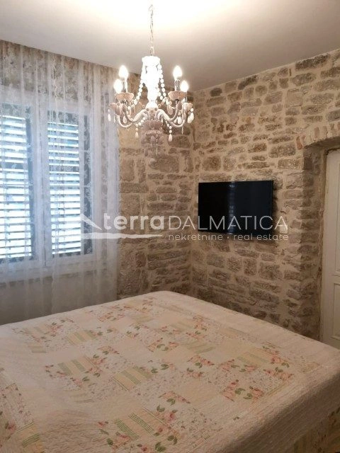 Stan u centru Šibenika s pet soba i vlastitim kupaonicama – 2 minute od rive