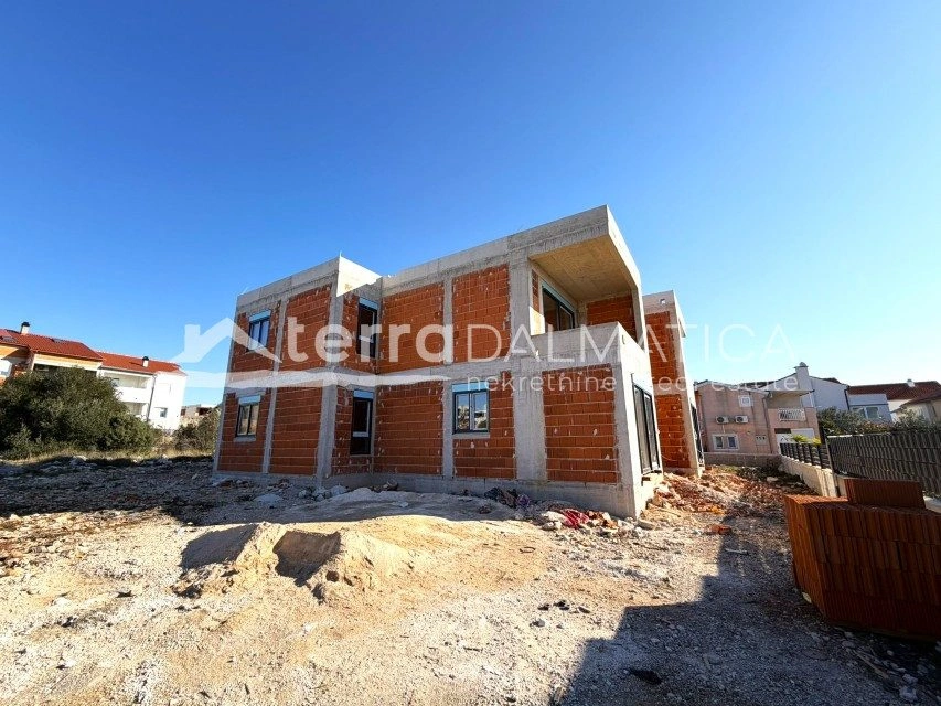 Prizemni apartman s terasom, dvorištem i parkirnim mjestom – Vodice