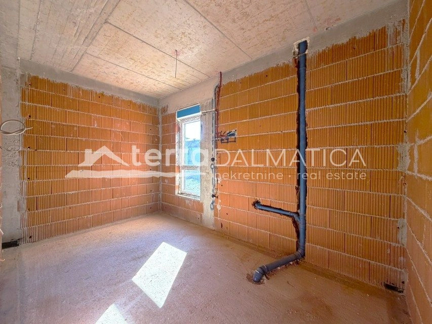 Prizemni apartman s terasom, dvorištem i parkirnim mjestom – Vodice