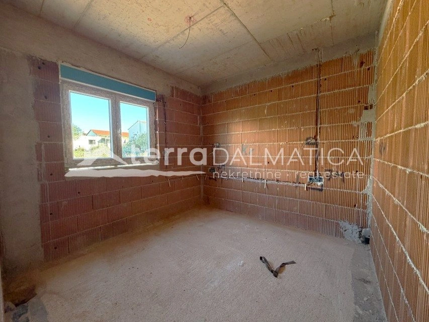 Prizemni apartman s terasom, dvorištem i parkirnim mjestom – Vodice