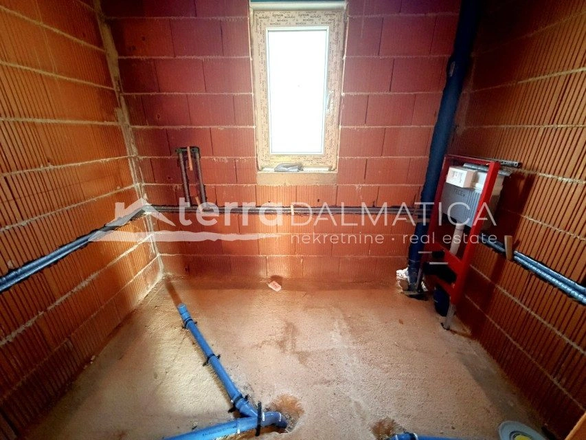 Prizemni apartman s terasom, dvorištem i parkirnim mjestom – Vodice