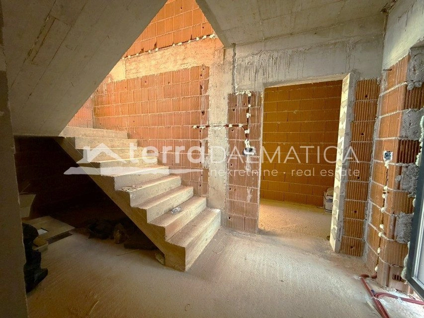 Prizemni apartman s terasom, dvorištem i parkirnim mjestom – Vodice