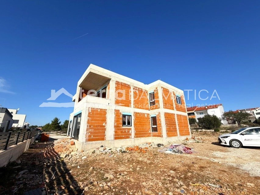 Vodice – apartman na 1. katu s terasom i parkirnim mjestom