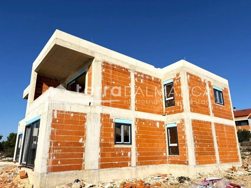 Vodice – apartman na 1. katu s terasom i parkirnim mjestom